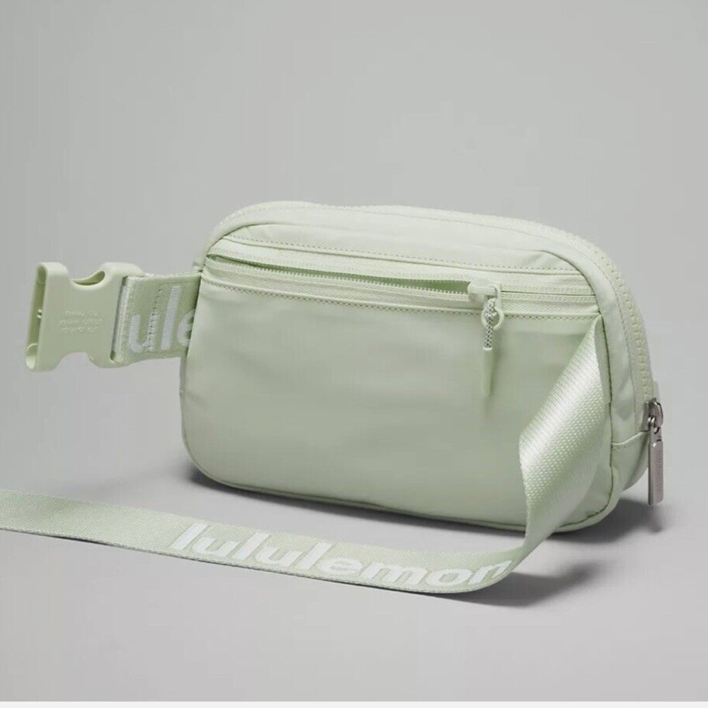 Lululemon💎KOHLRABI GREEN Everywhere Belt Bag 1L💎RARE💎PRISTINE NWOT!! - Picture 3 of 11